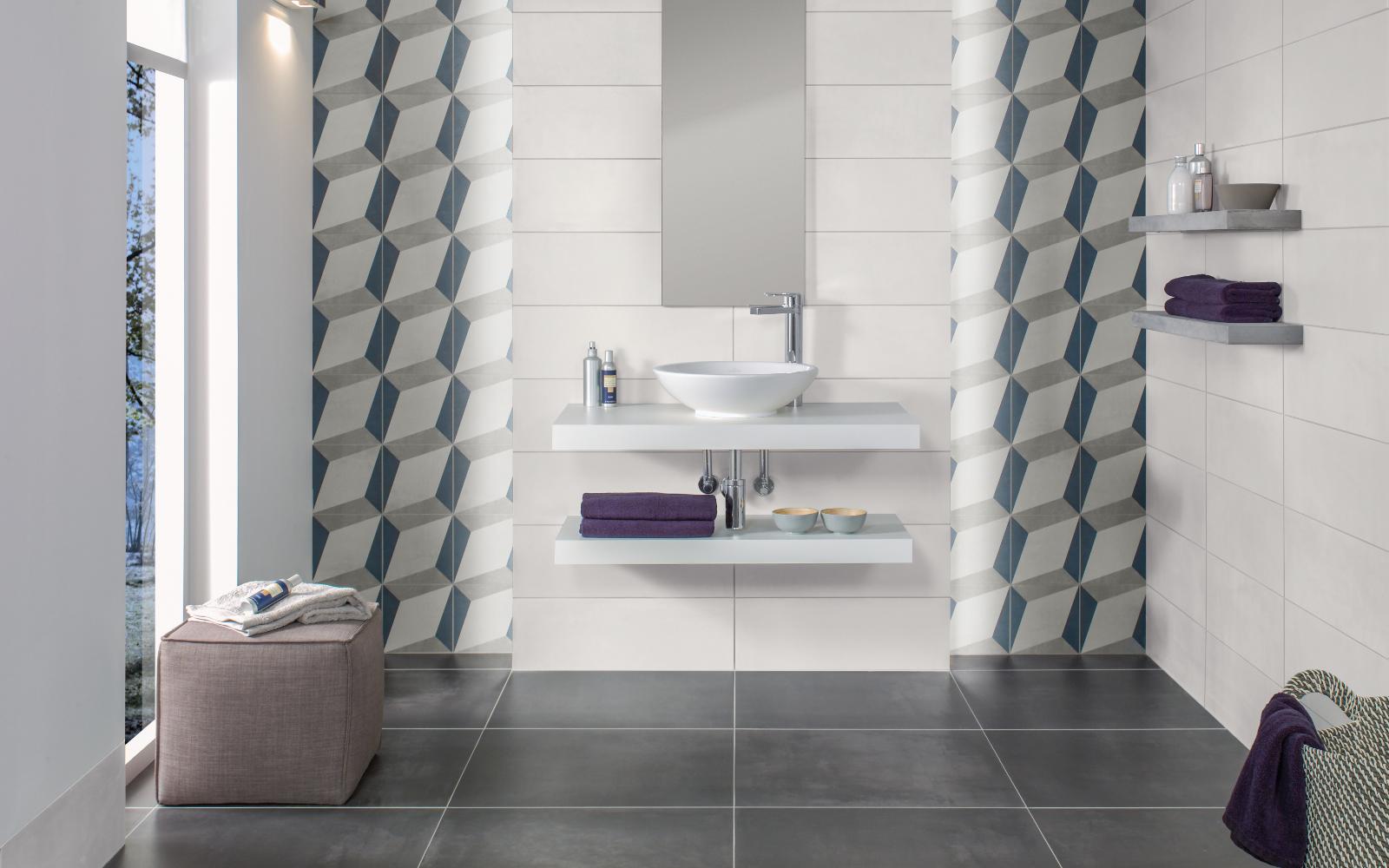 Bad mit gemusterten Fliesen