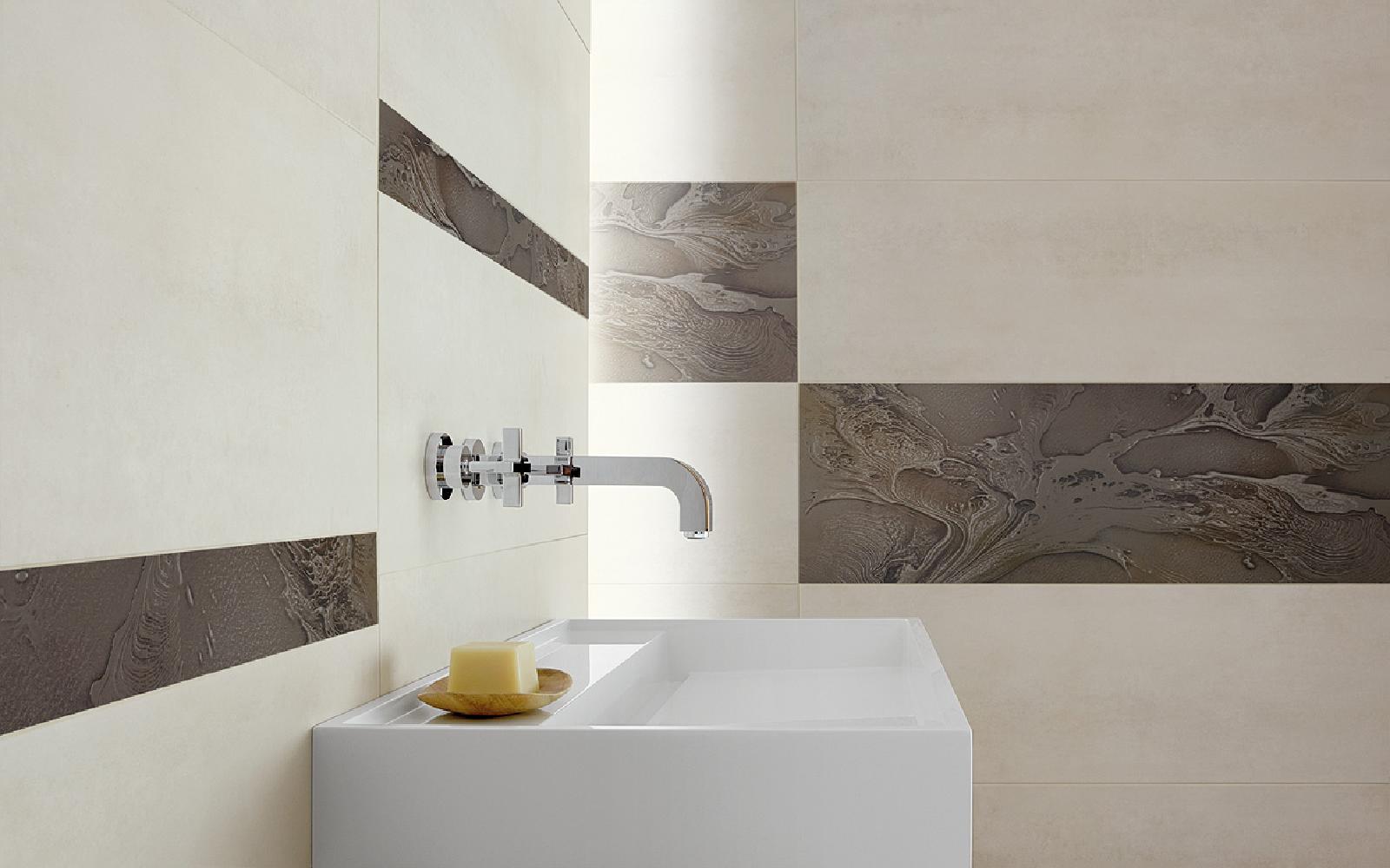 Strukturfliesen als Akzente an der Wand im Bad